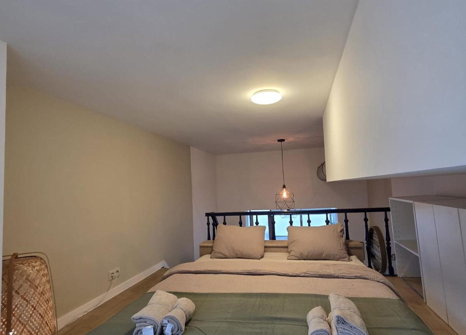 Industrial-style Loft With Mezzanine Bedroom In Prime Area *