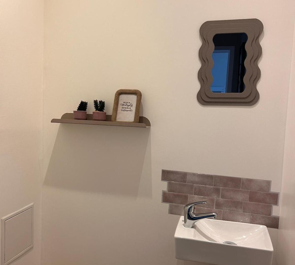 Elegant Renovated 2 Bedrooms Close To Transport *