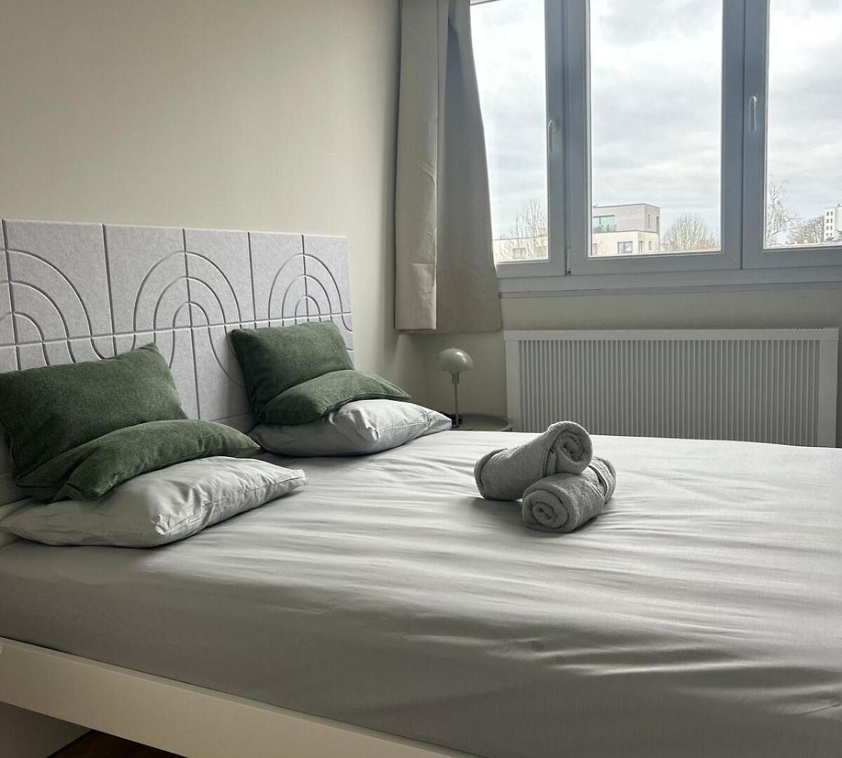Elegant Renovated 2 Bedrooms Close To Transport Apartment