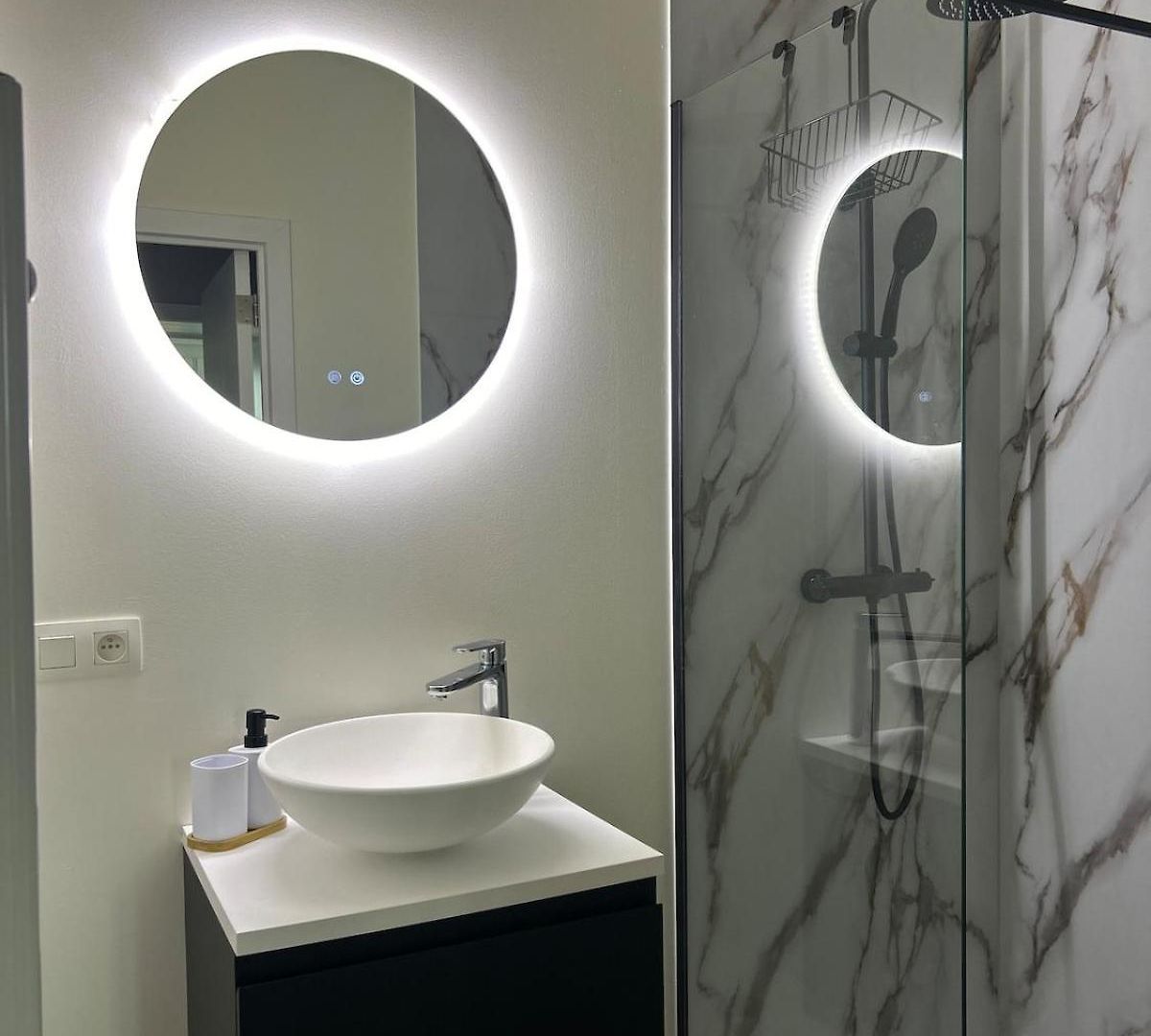 Elegant Renovated 2 Bedrooms Close To Transport Apartment *