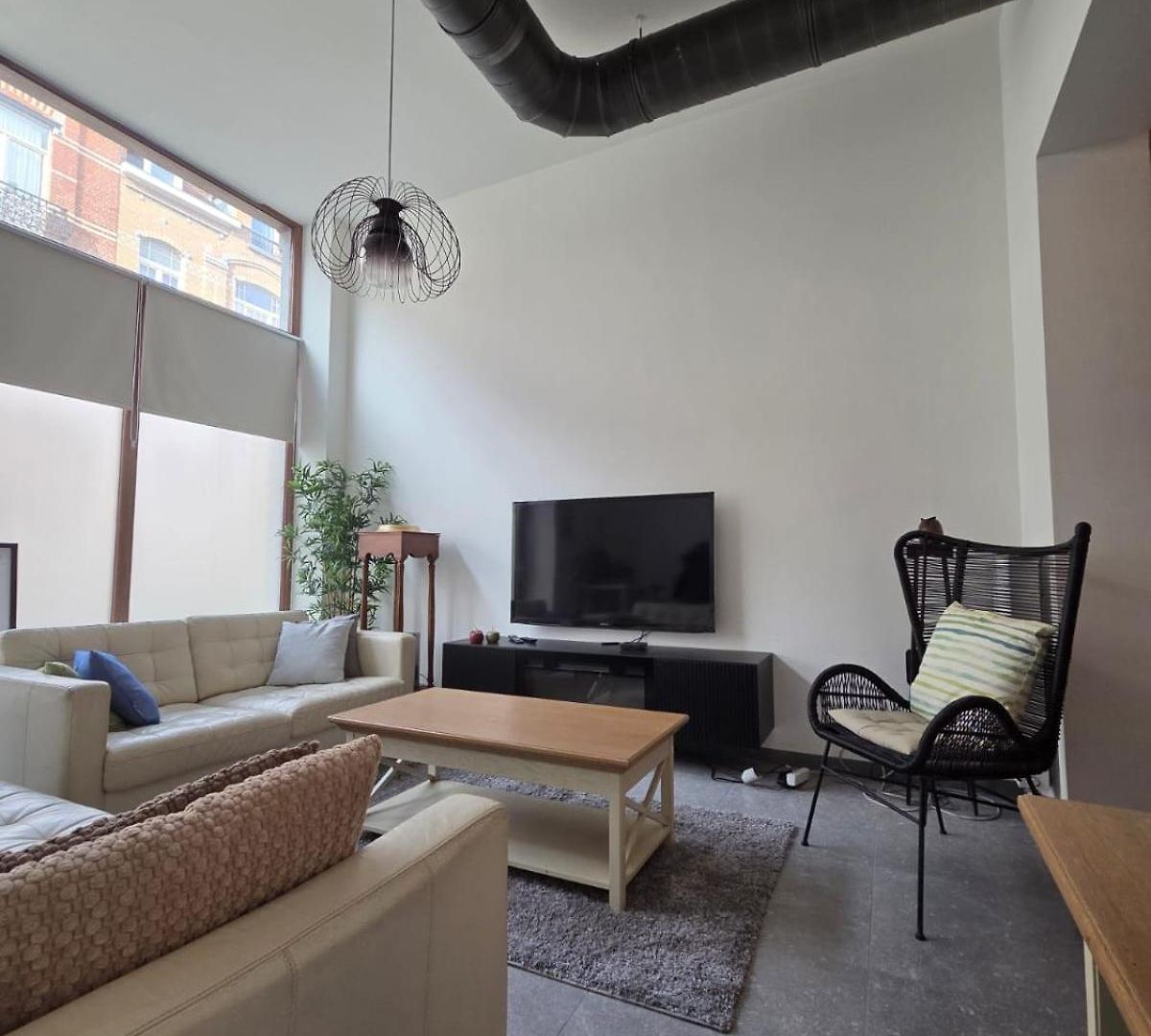Appartement Industrial-style Loft With Mezzanine Bedroom In Prime Area