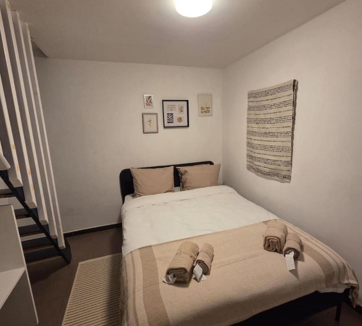 Appartement Industrial-style Loft With Mezzanine Bedroom In Prime Area