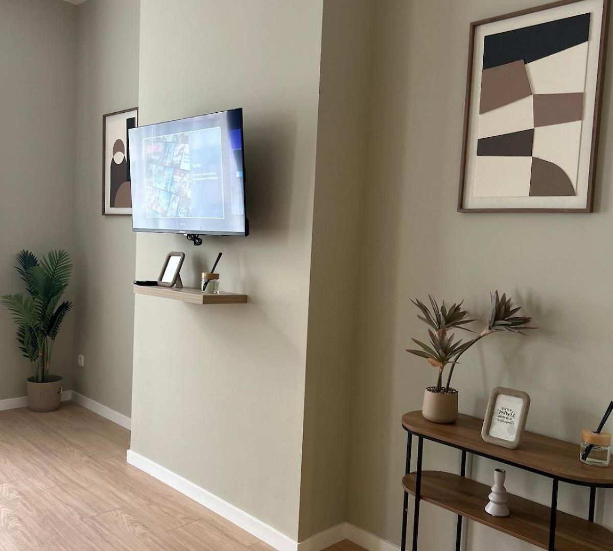 Elegant Renovated 2 Bedrooms Close To Transport Apartment