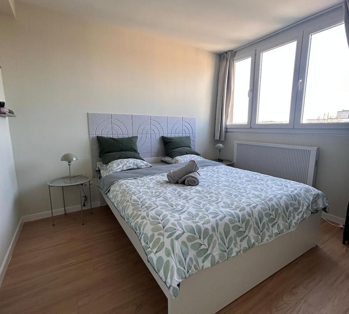 Elegant Renovated 2 Bedrooms Close To Transport Apartment