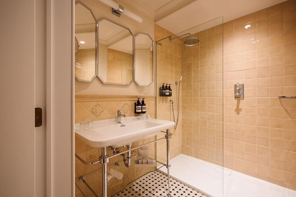 Fleur De Hotel 4*