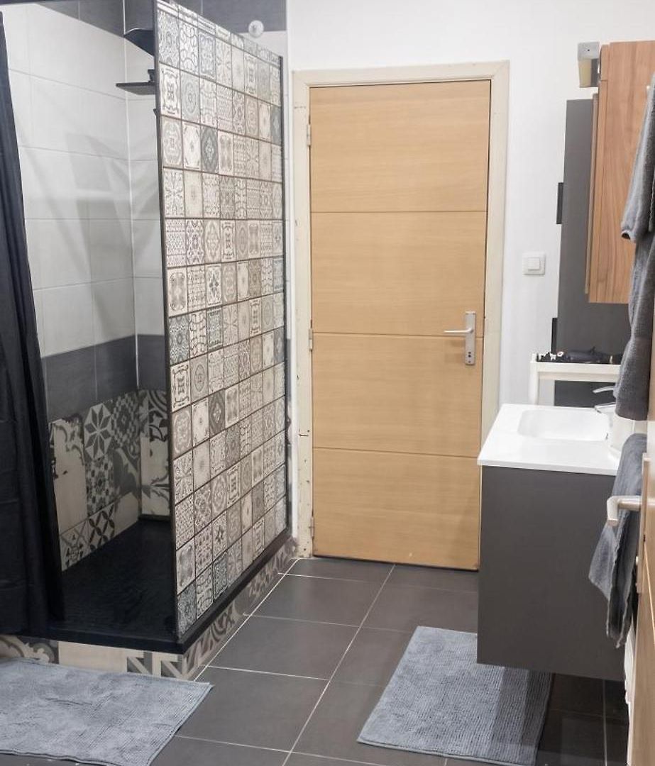 Modern In Molenbeek-saint-jean / 77 M² / Parking *