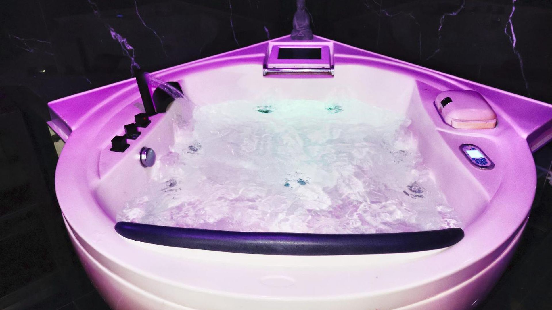 Villa & Wellness Area Jacuzzi Sauna Massage Table *