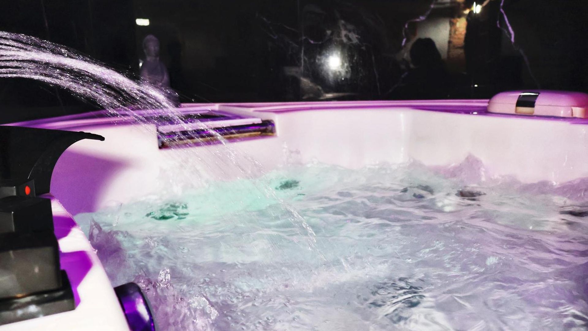 & Wellness Area Jacuzzi Sauna Massage Table Villa Brussels