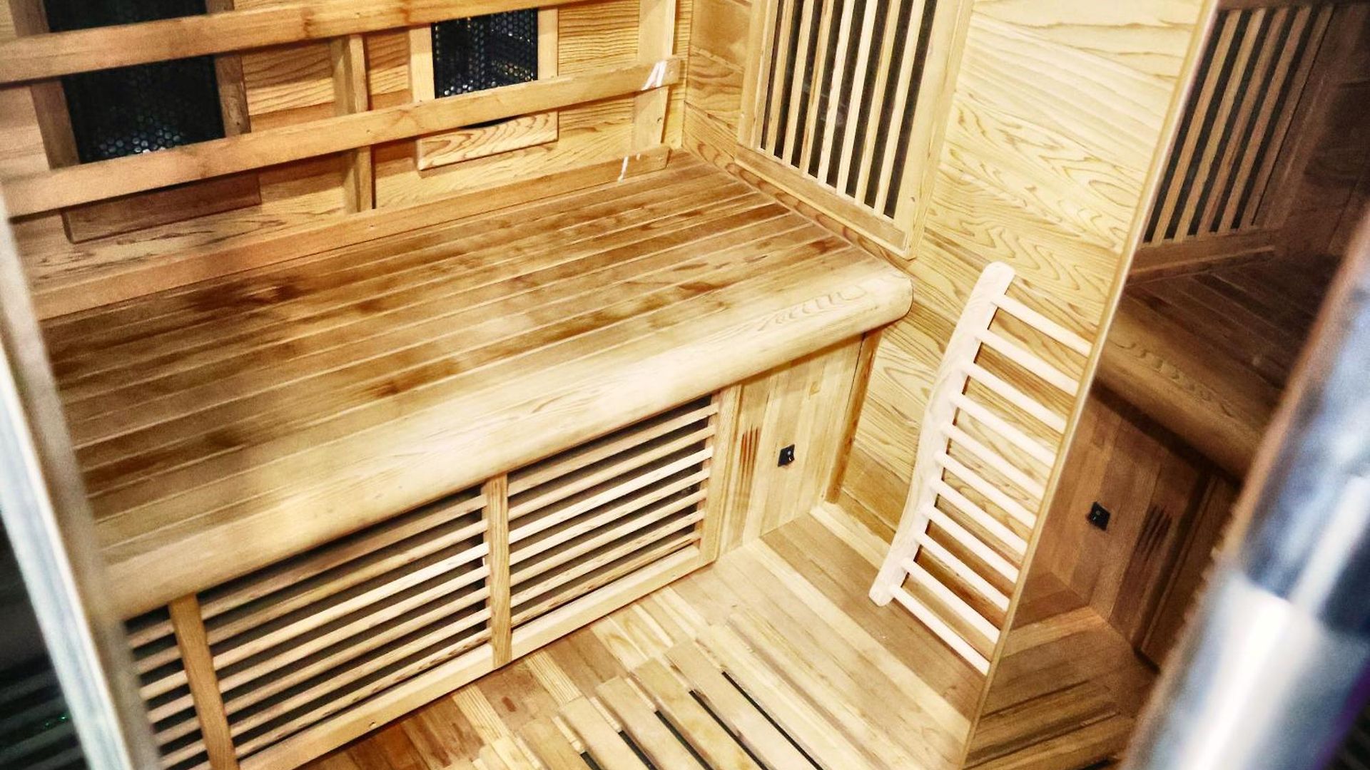 Villa & Wellness Area Jacuzzi Sauna Massage Table *