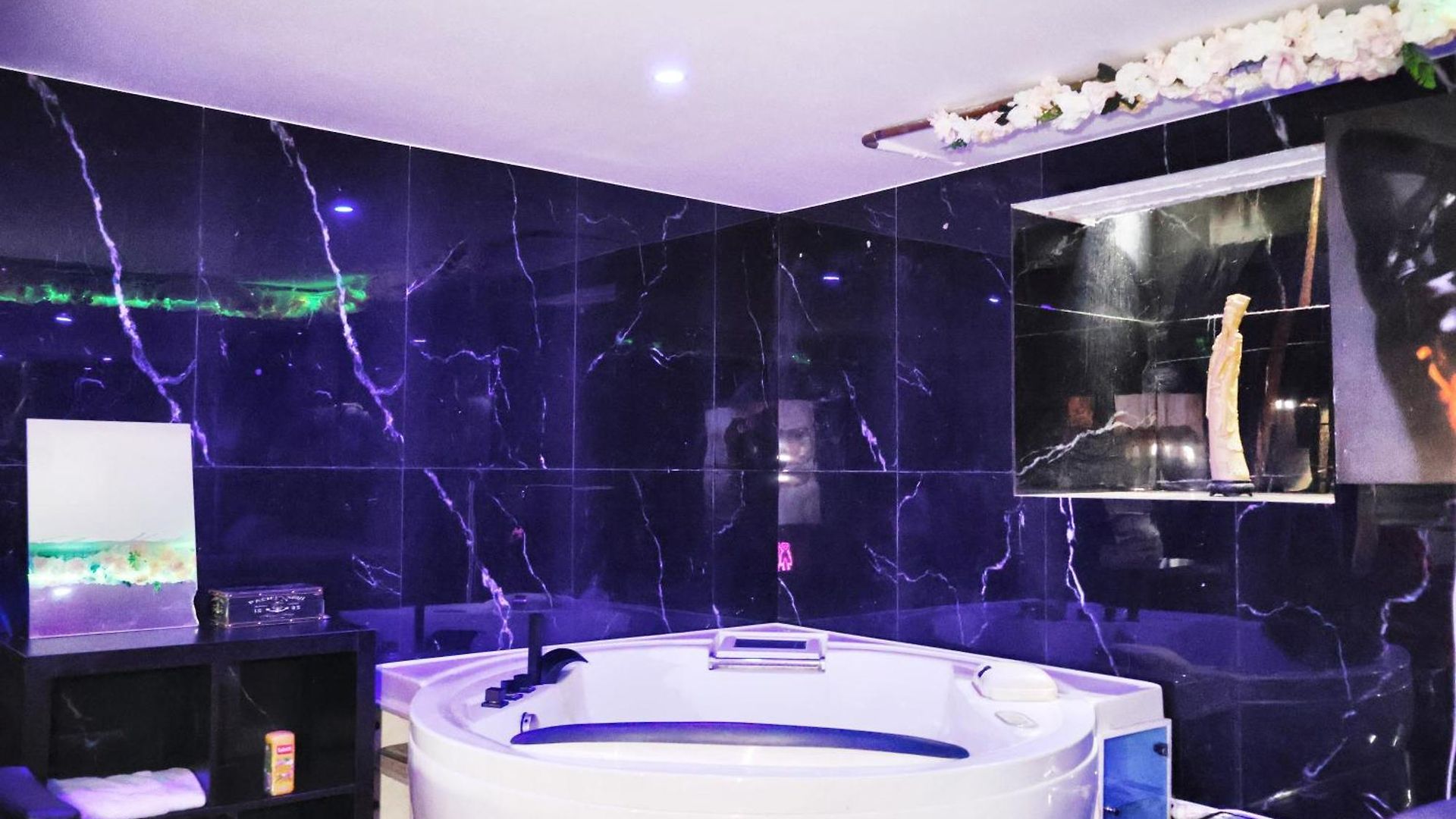 Villa & Wellness Area Jacuzzi Sauna Massage Table Brussels