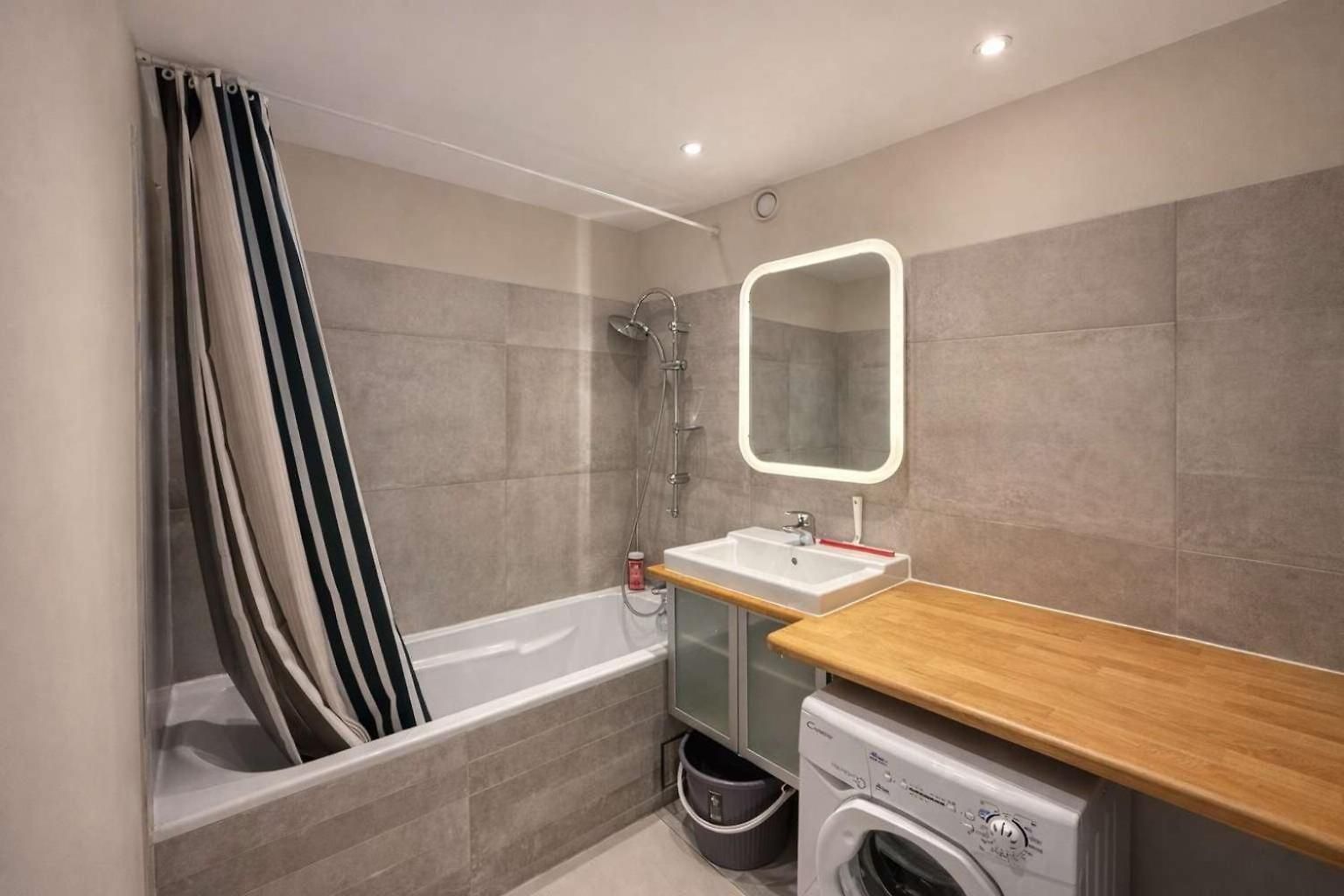 Apartment Stylish In Eu District Stunning Views