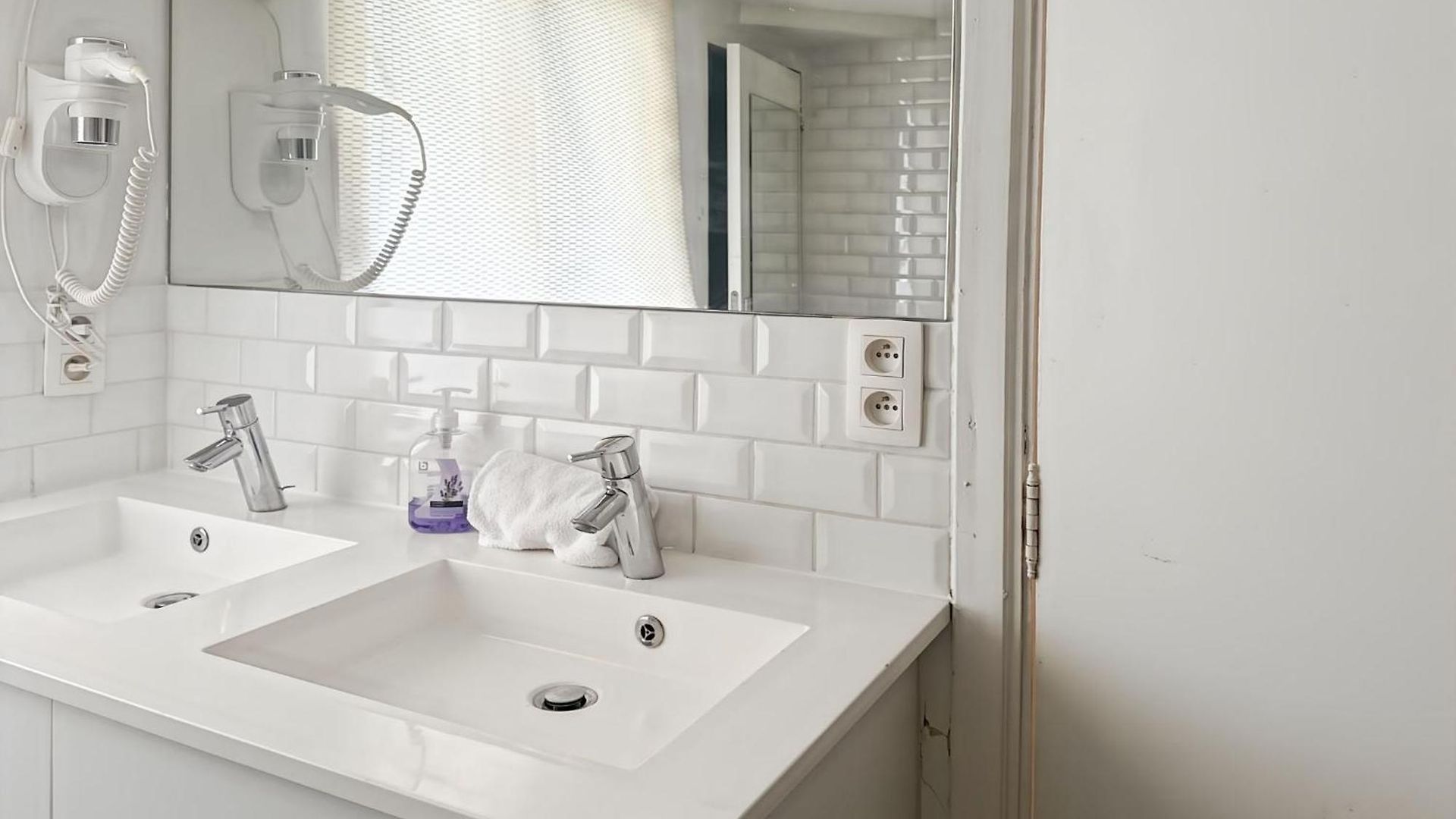 3 Bedroom Self Check In For 7 Apartment Brussels