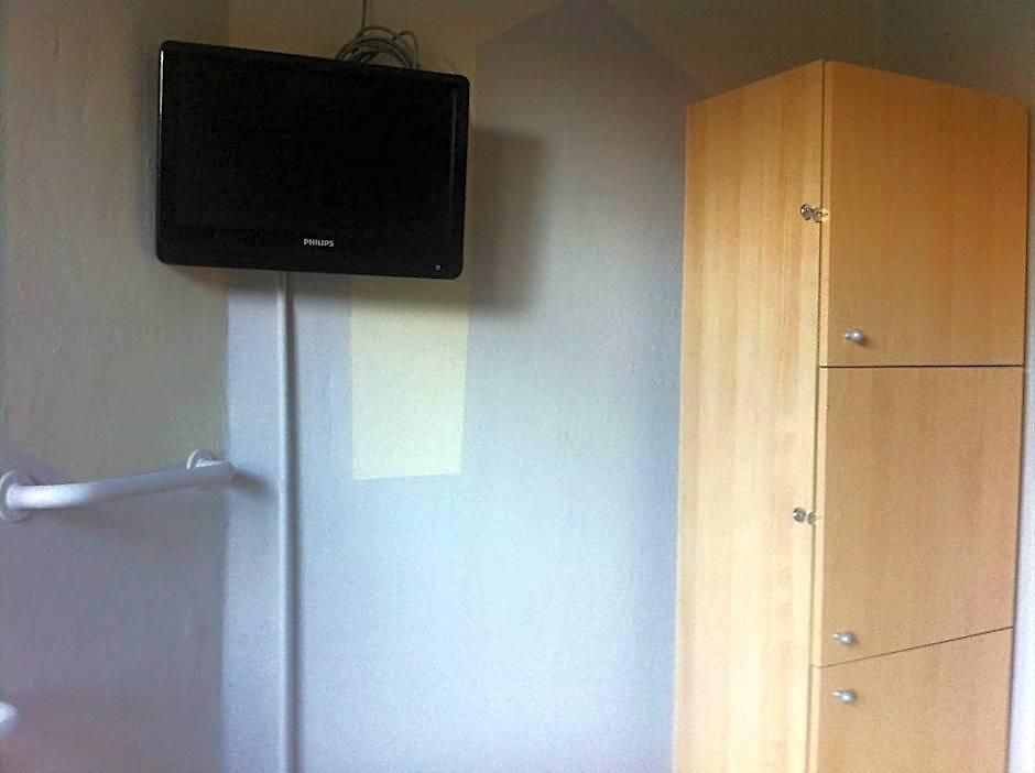 The82 Louise Hotel *