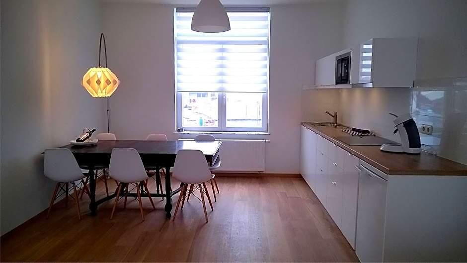 Bijna Wit, Nabij Trein, Metro Reg.nr 330162-412 Hotel