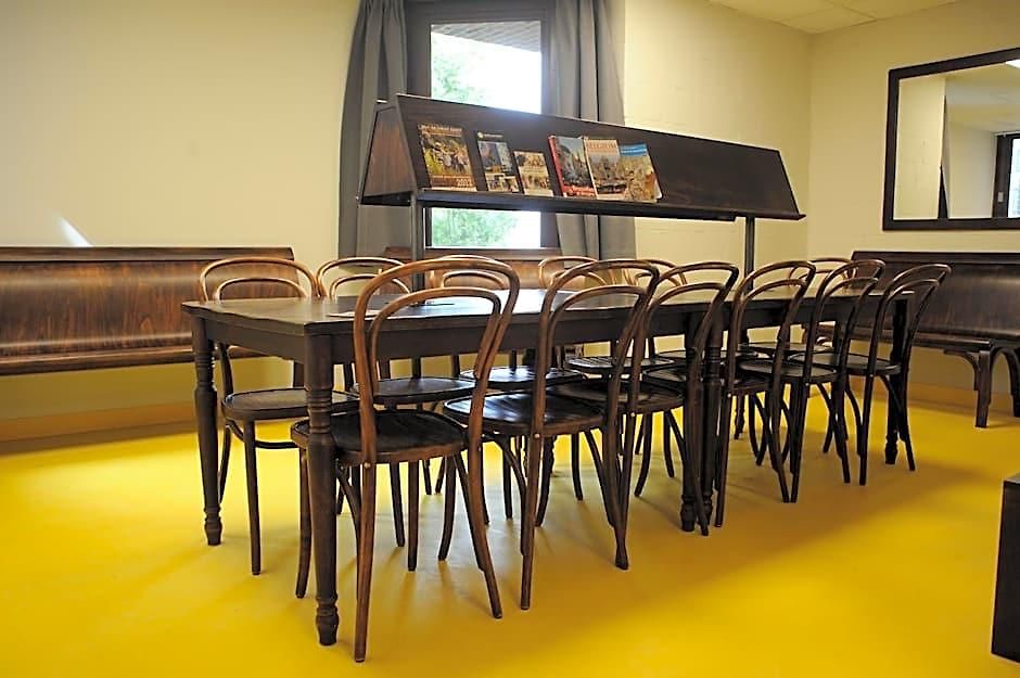 Bruegel Hostel *