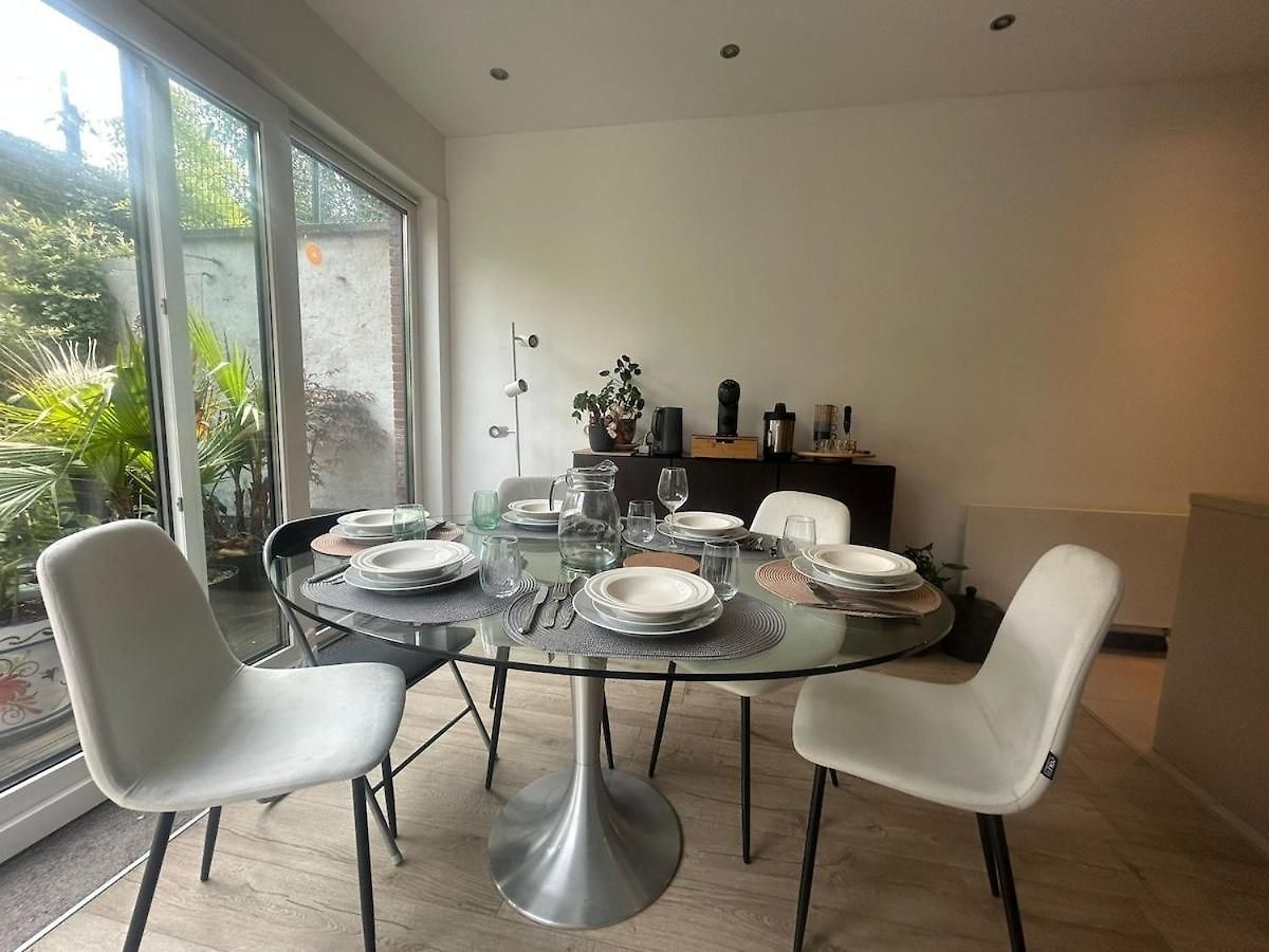 Spacious Family For 6 To 8 Guests With 3 Bedrooms And 2 Bathrooms Between Center And Airport Holiday home