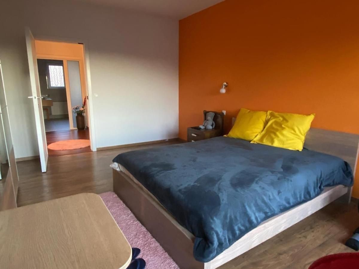 Spacious Family For 6 To 8 Guests With 3 Bedrooms And 2 Bathrooms Between Center And Airport