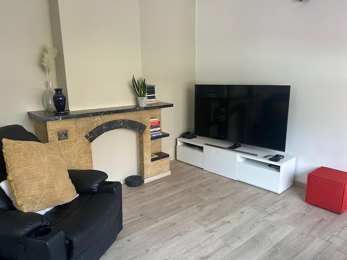 Spacious Family For 6 To 8 Guests With 3 Bedrooms And 2 Bathrooms Between Center And Airport