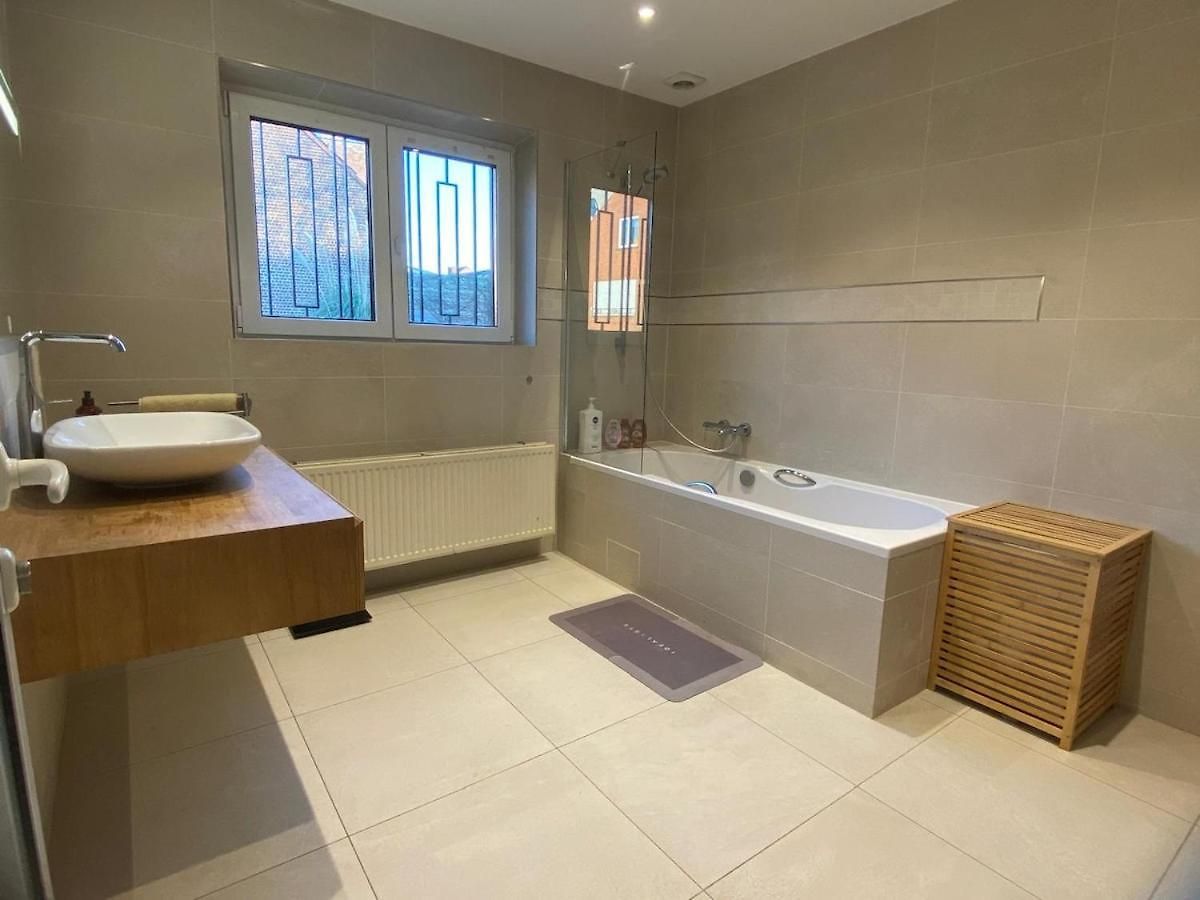 Spacious Family For 6 To 8 Guests With 3 Bedrooms And 2 Bathrooms Between Center And Airport Brussels
