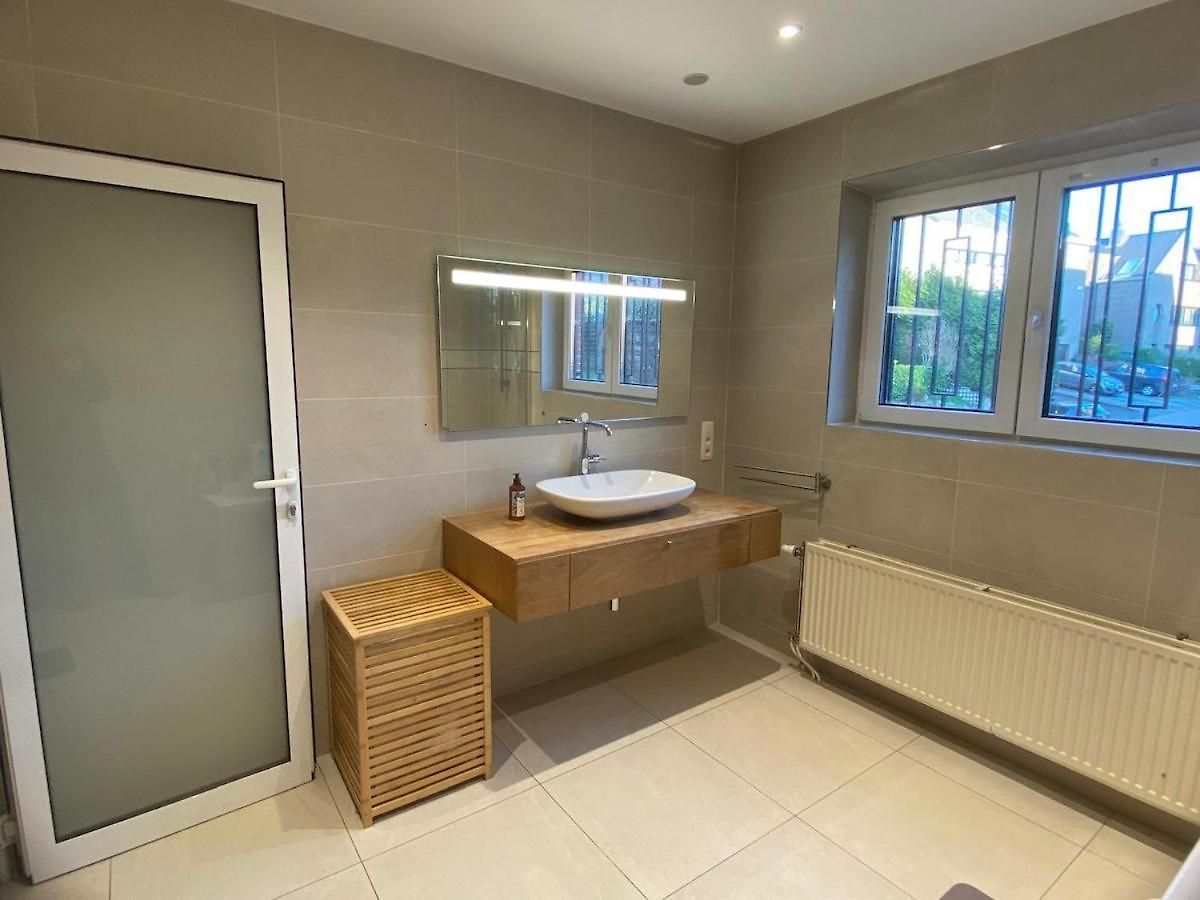Spacious Family For 6 To 8 Guests With 3 Bedrooms And 2 Bathrooms Between Center And Airport Brussels