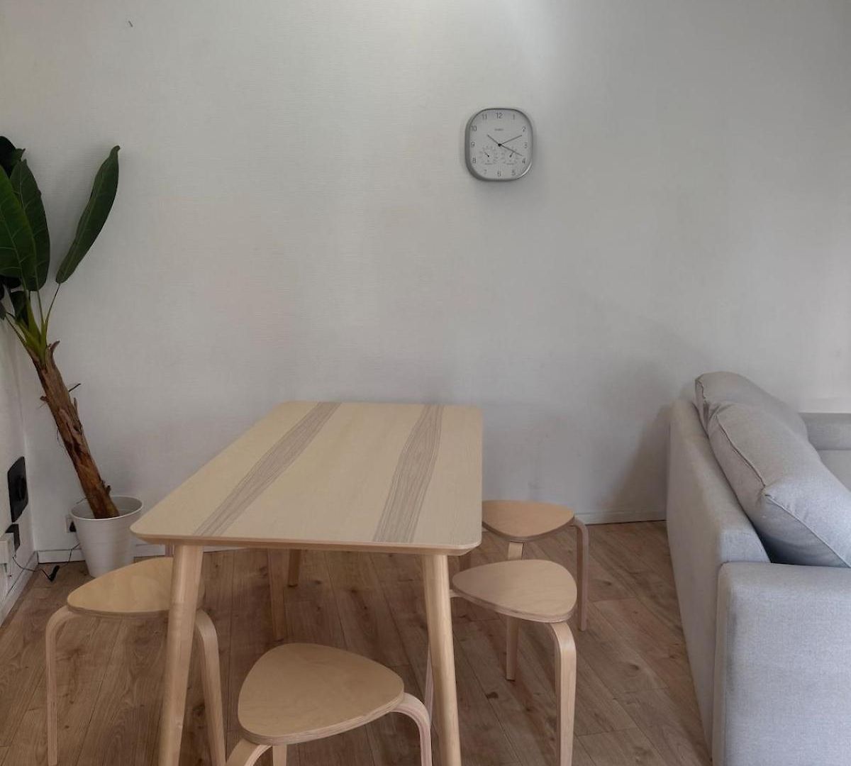 Cozy 4 Person Eu Diamant Neighborhood Apartment