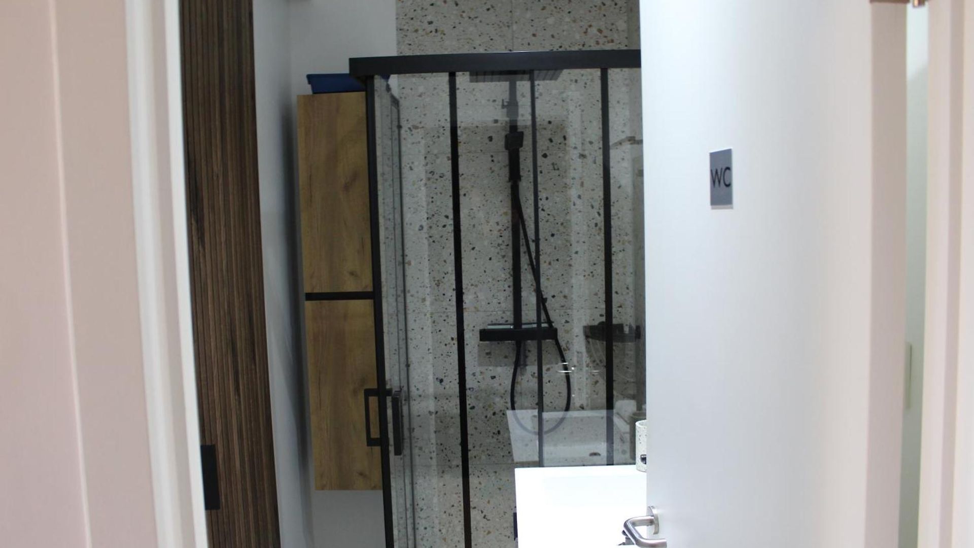 Elegant Renovated Studio, Center