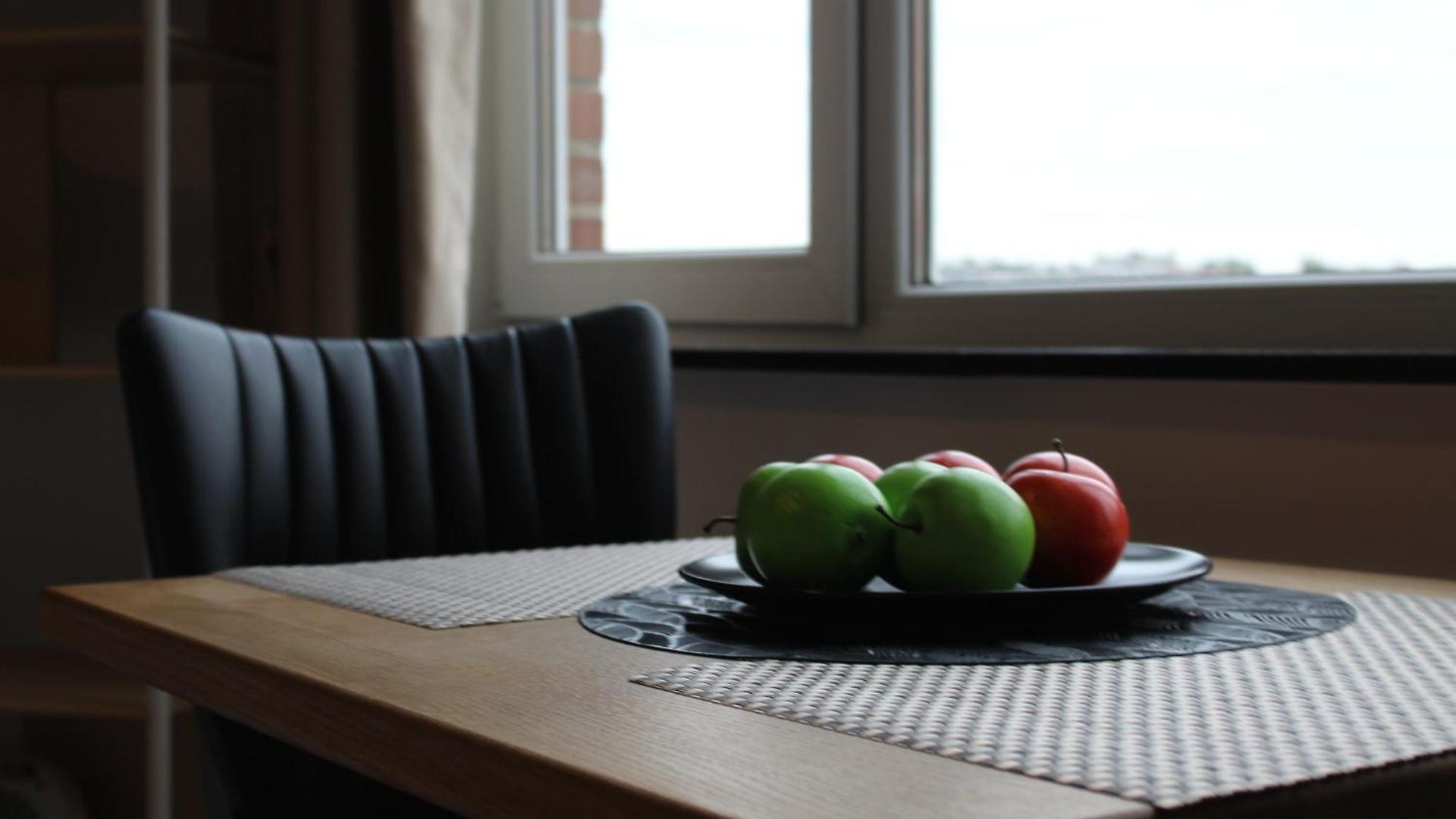 Elegant Renovated Studio, Center *