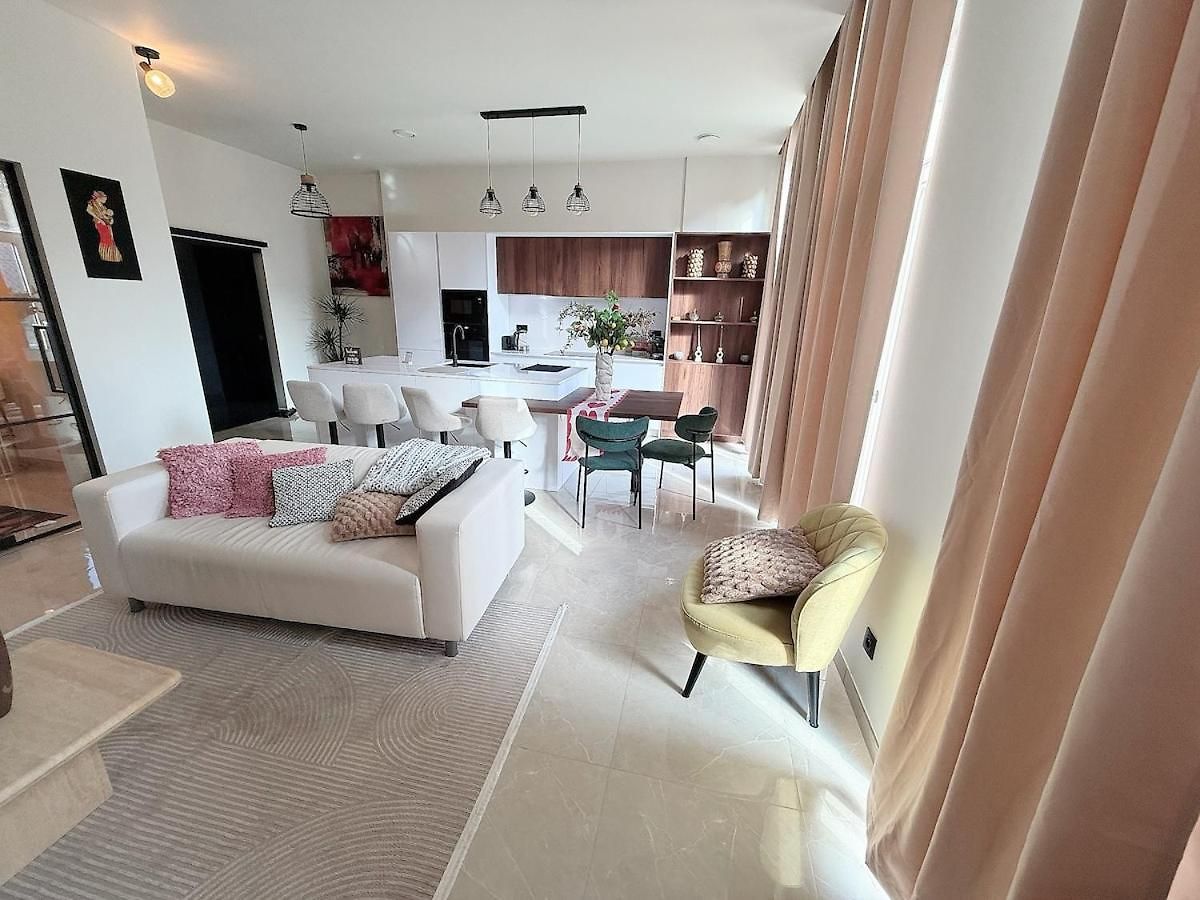 Bright & Stylish 2br Quiet Terrace Apartment