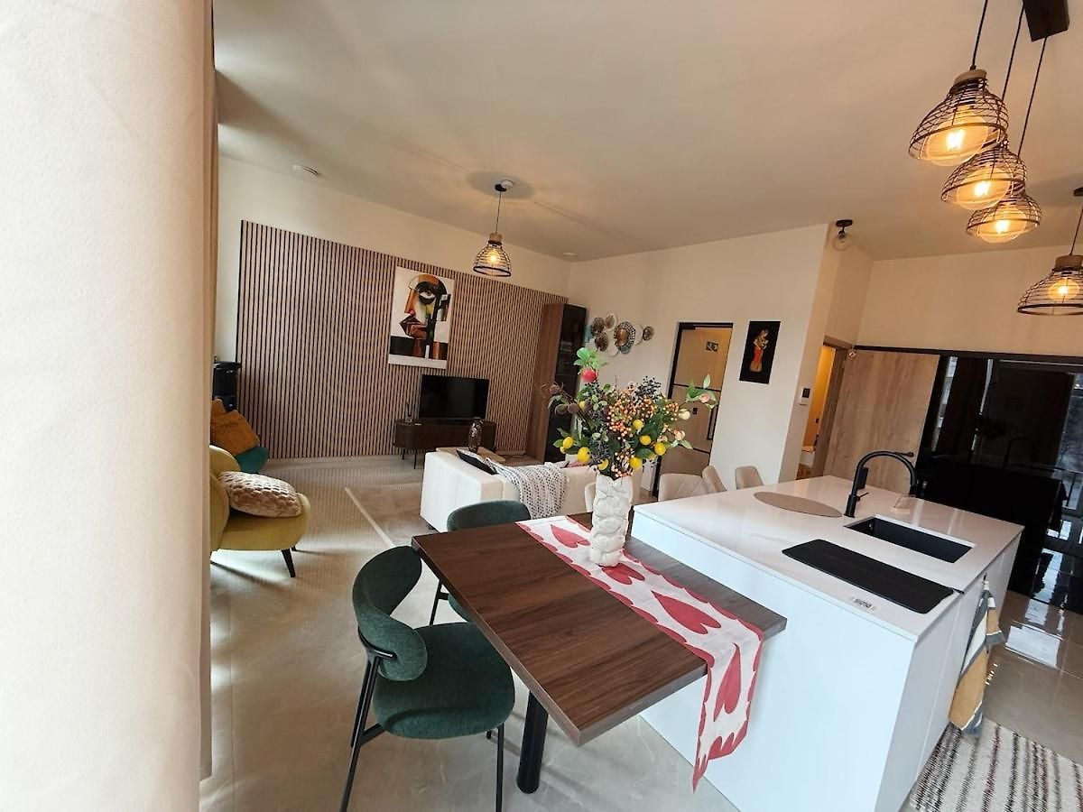 Bright & Stylish 2br Quiet Terrace Apartment *