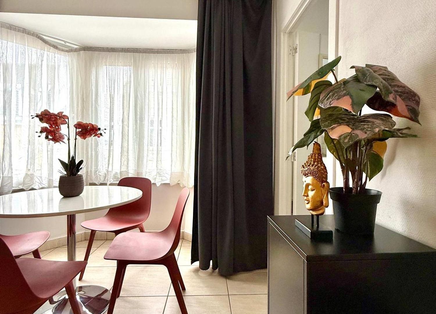 & Elegant Close To The European Parliament Apartment *