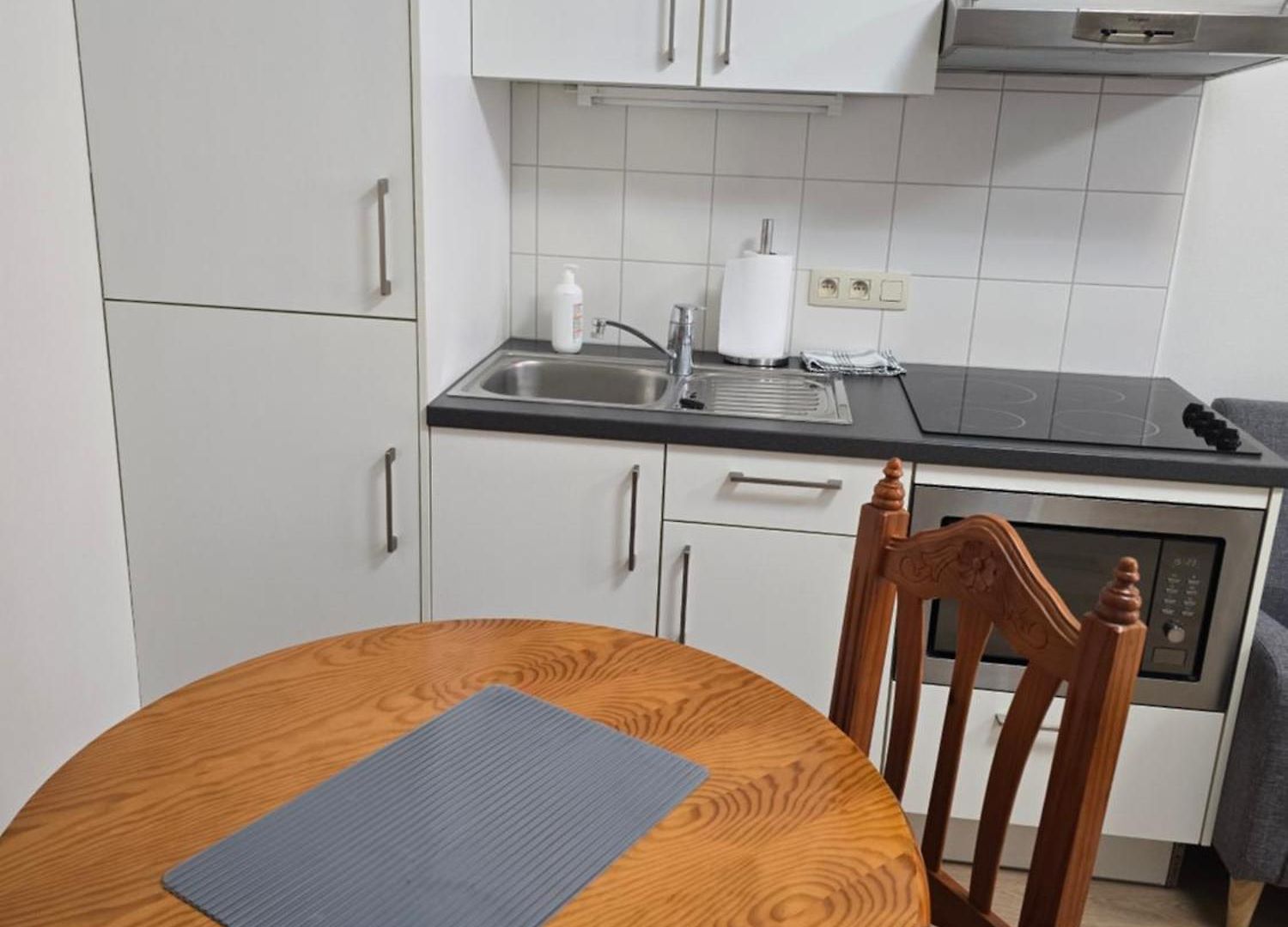 Square Apartment *