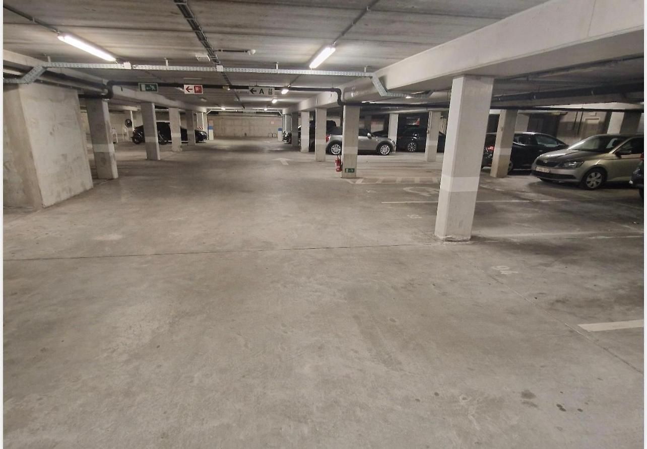 Modern Spacious 76M Apartment, 2 Sunny Terraces, Free Parking, Fast Wi-Fi, Near Brussels North Station & Tour Taxi * Brussels