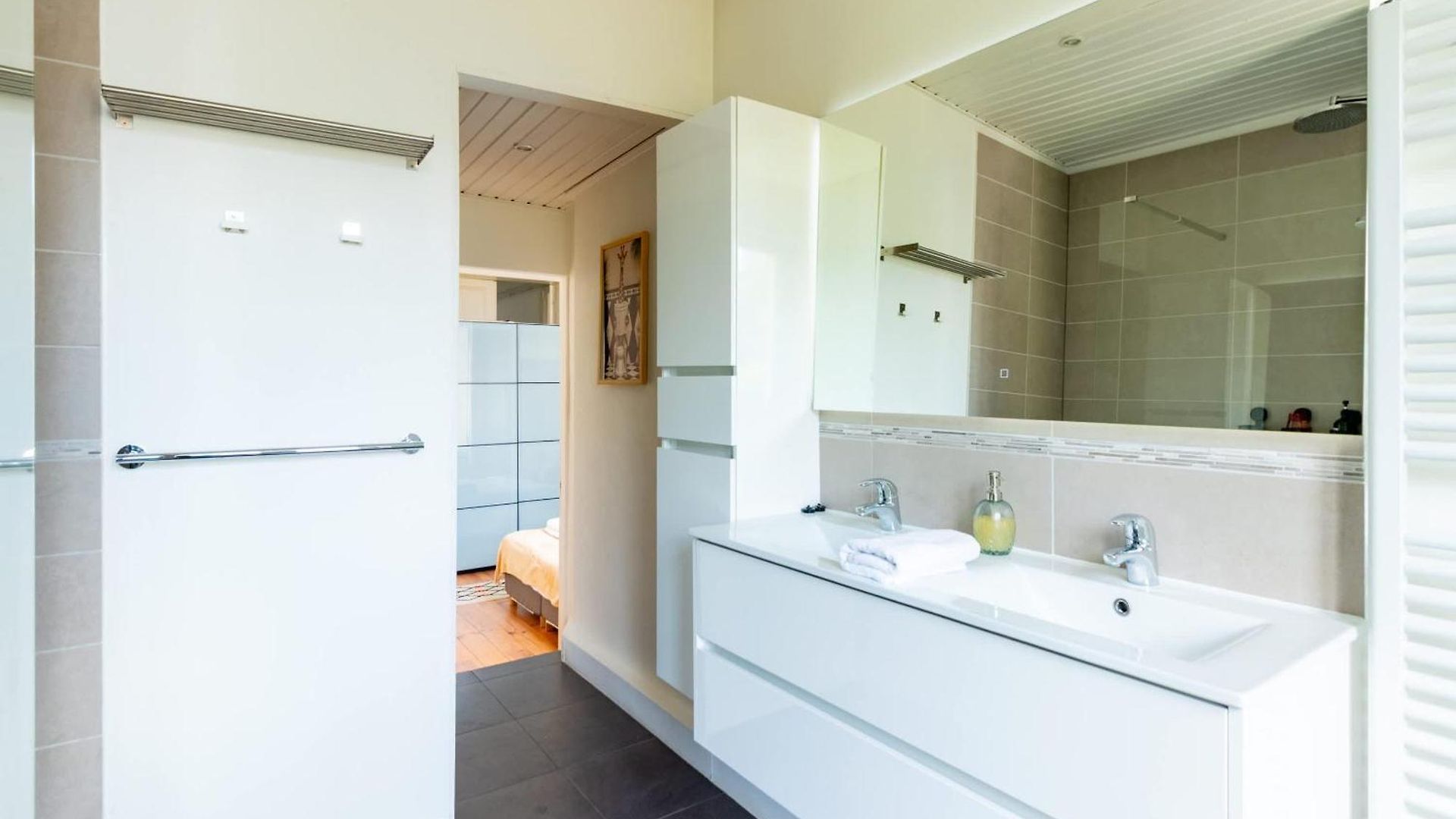 Eu - Parking, Quiet, Bright Apartment