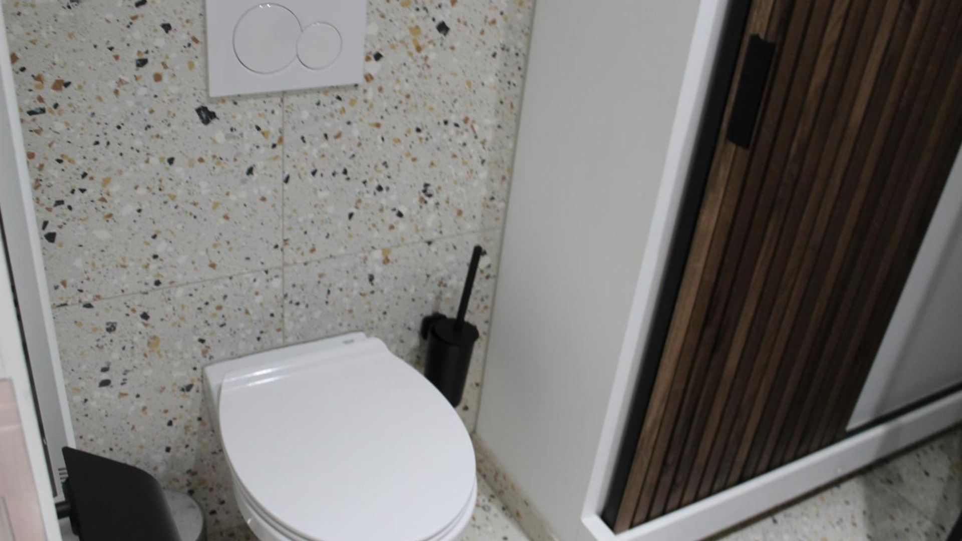 Elegant Renovated Studio, Center