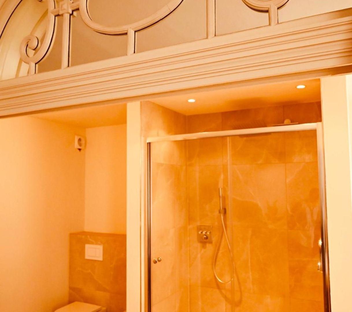 Family Streetview Luxuriuos Bathroom Apartment Brussels
