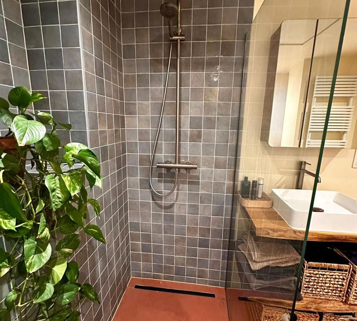 Charming 2-bedroom With Big Balcony Apartment *