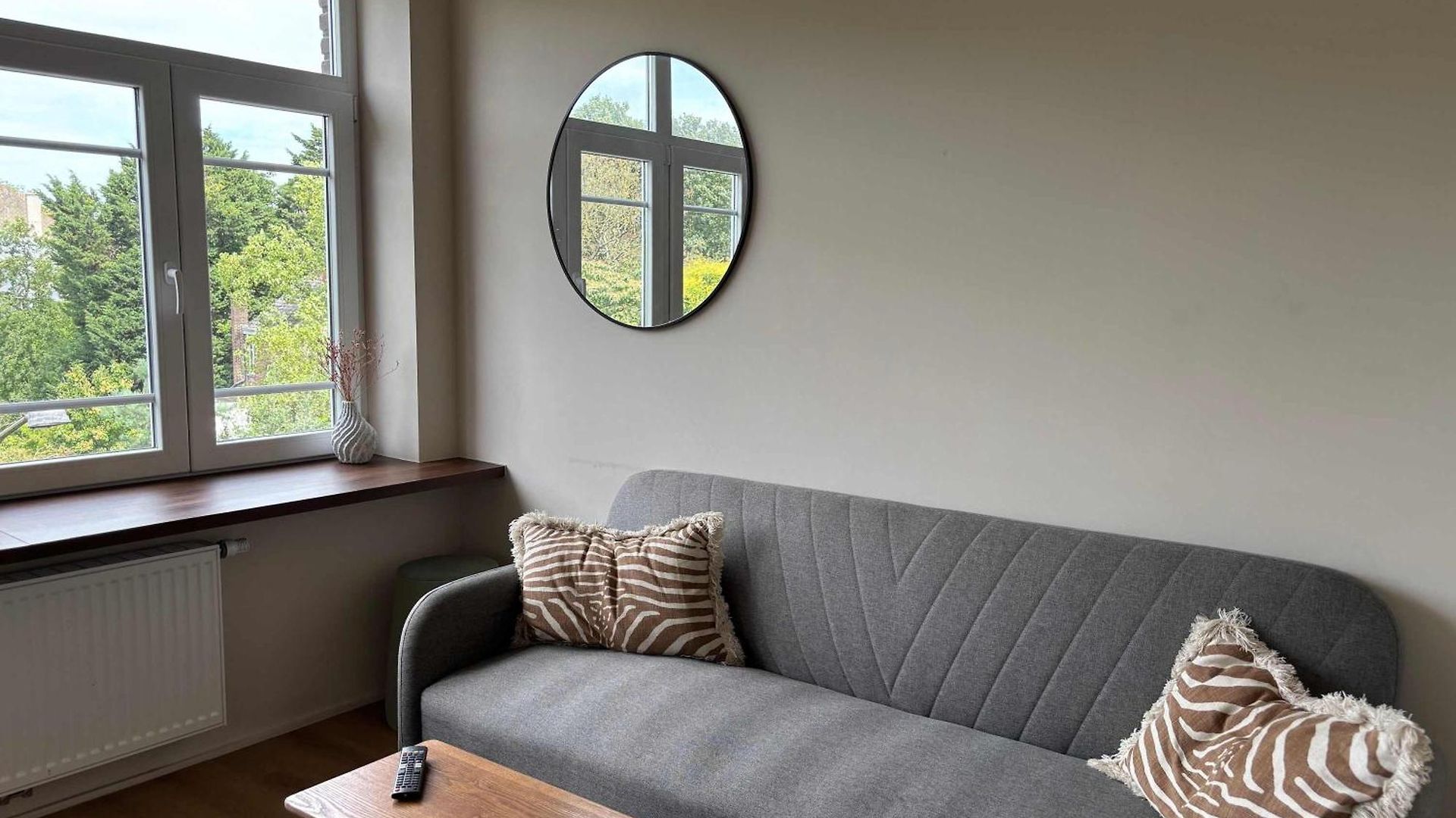 Bright Overlooking Tenbosch Park Apartment *
