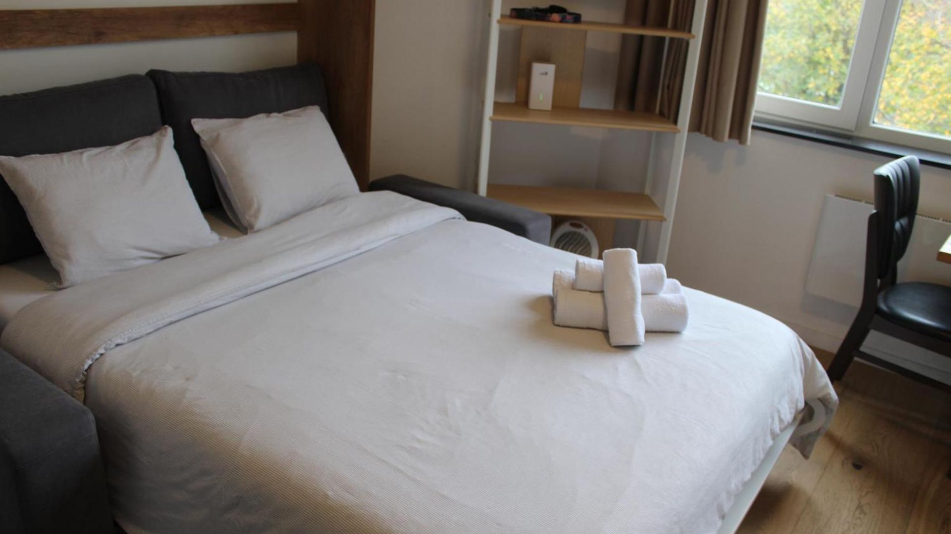 Elegant Renovated Studio, Center *