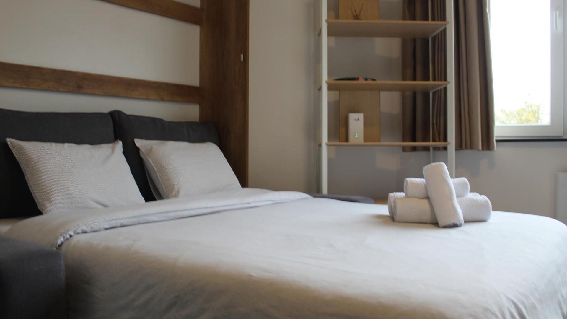 Elegant Renovated Studio, Center Apartment *