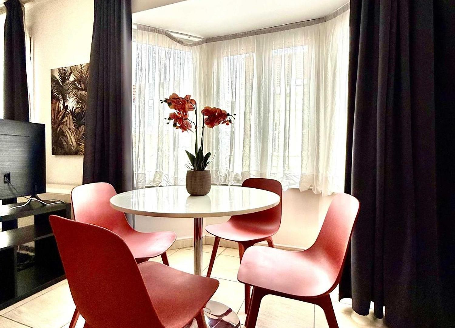 & Elegant Close To The European Parliament Apartment *