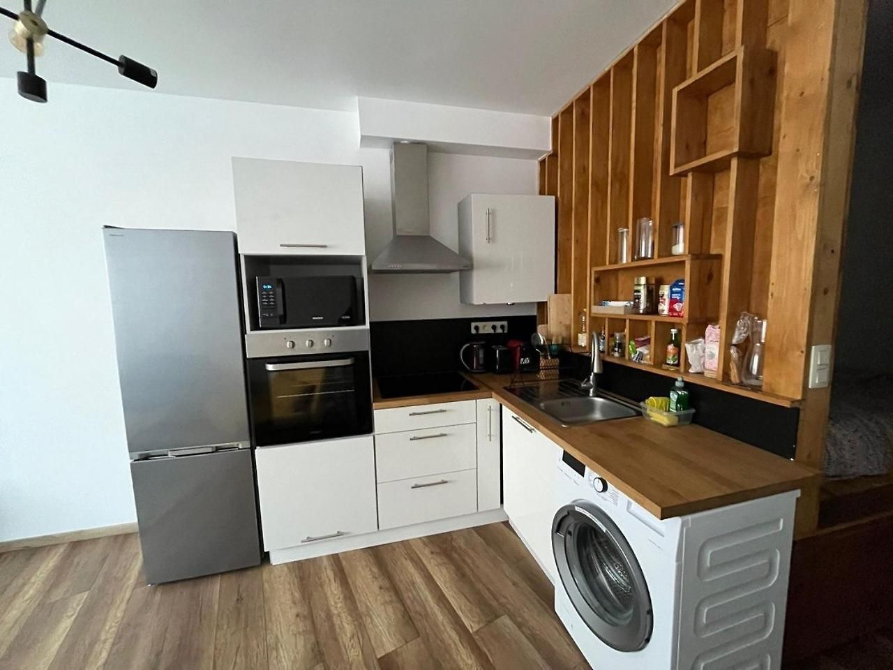 Stylish & Modern In Centre Apartment