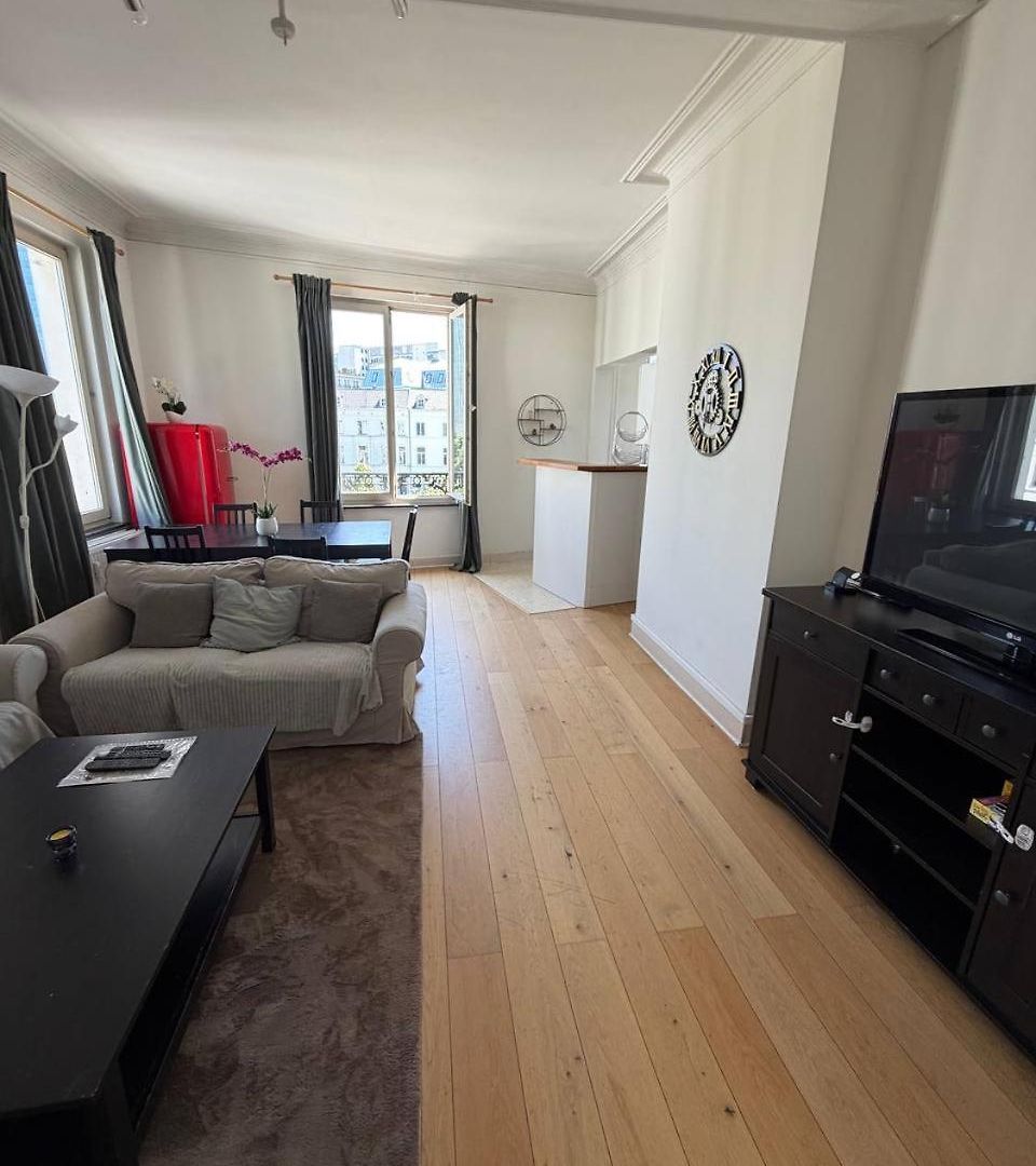 Bright 2 Bedroom Perfectly Located