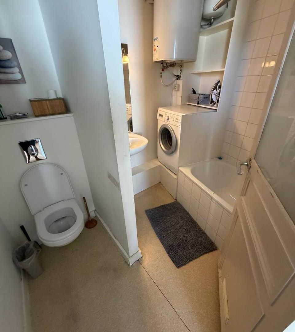 Bright 2 Bedroom Perfectly Located Apartment