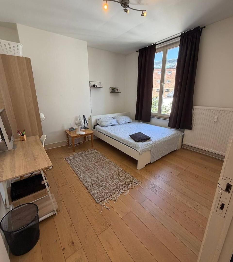 Bright 2 Bedroom Perfectly Located