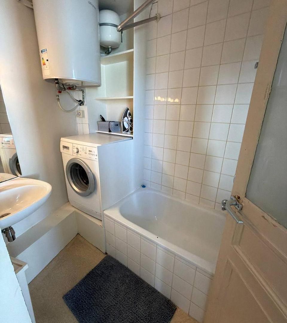 Bright 2 Bedroom Perfectly Located Apartment *