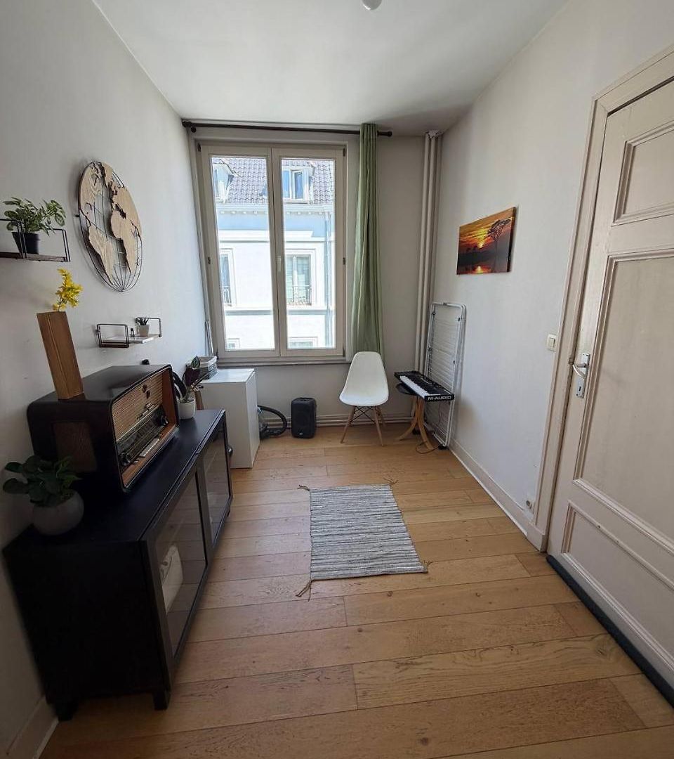 Bright 2 Bedroom Perfectly Located *