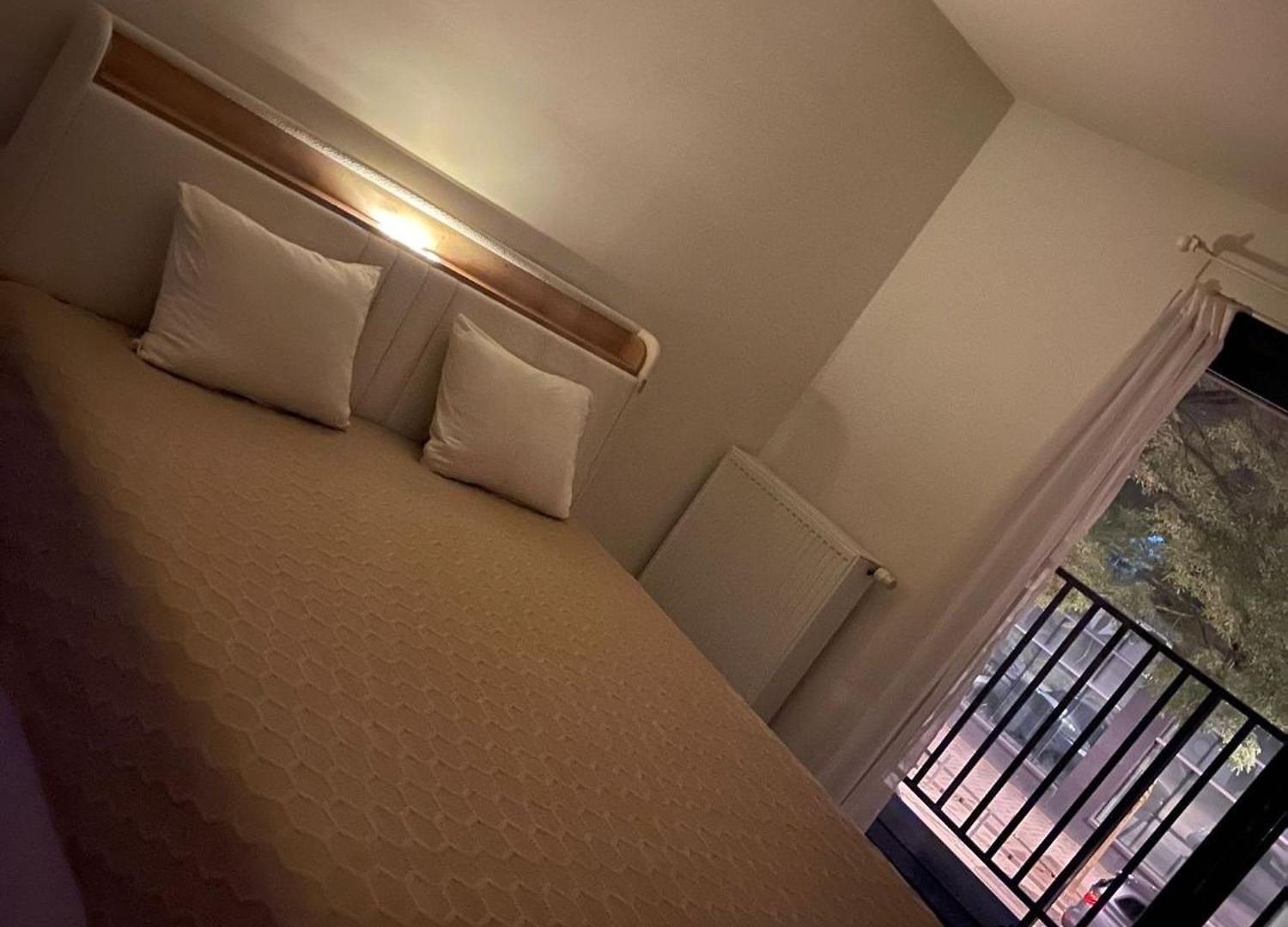 Modern Spacious 76M Apartment, 2 Sunny Terraces, Free Parking, Fast Wi-Fi, Near Brussels North Station & Tour Taxi *