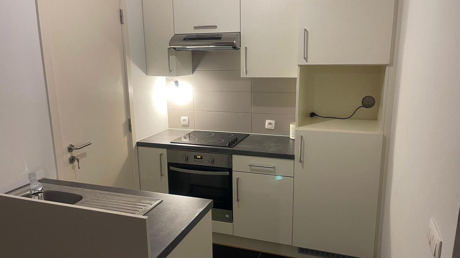 Modern Spacious 76M Apartment, 2 Sunny Terraces, Free Parking, Fast Wi-Fi, Near Brussels North Station & Tour Taxi Apartment *