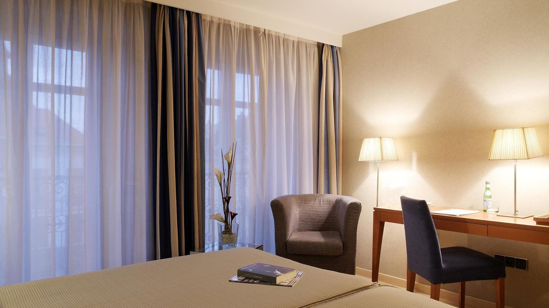 Catalonia Grand Place Hotel 4*