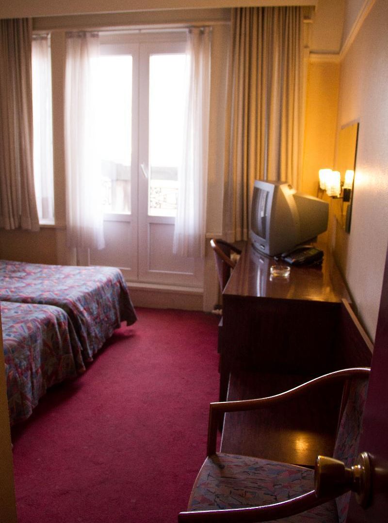 Manhattan Hotel *